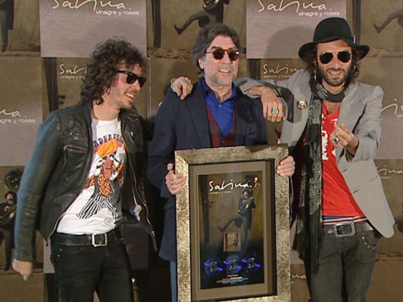 Joaquín Sabina recoge su tercer disco de platino por 'Vinagre y rosas' | Ver