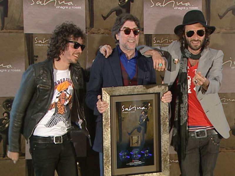 Joaquín Sabina recoge su tercer disco de platino por 'Vinagre y rosas' | Ver