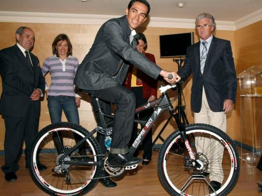  - Contador presenta bici futurista