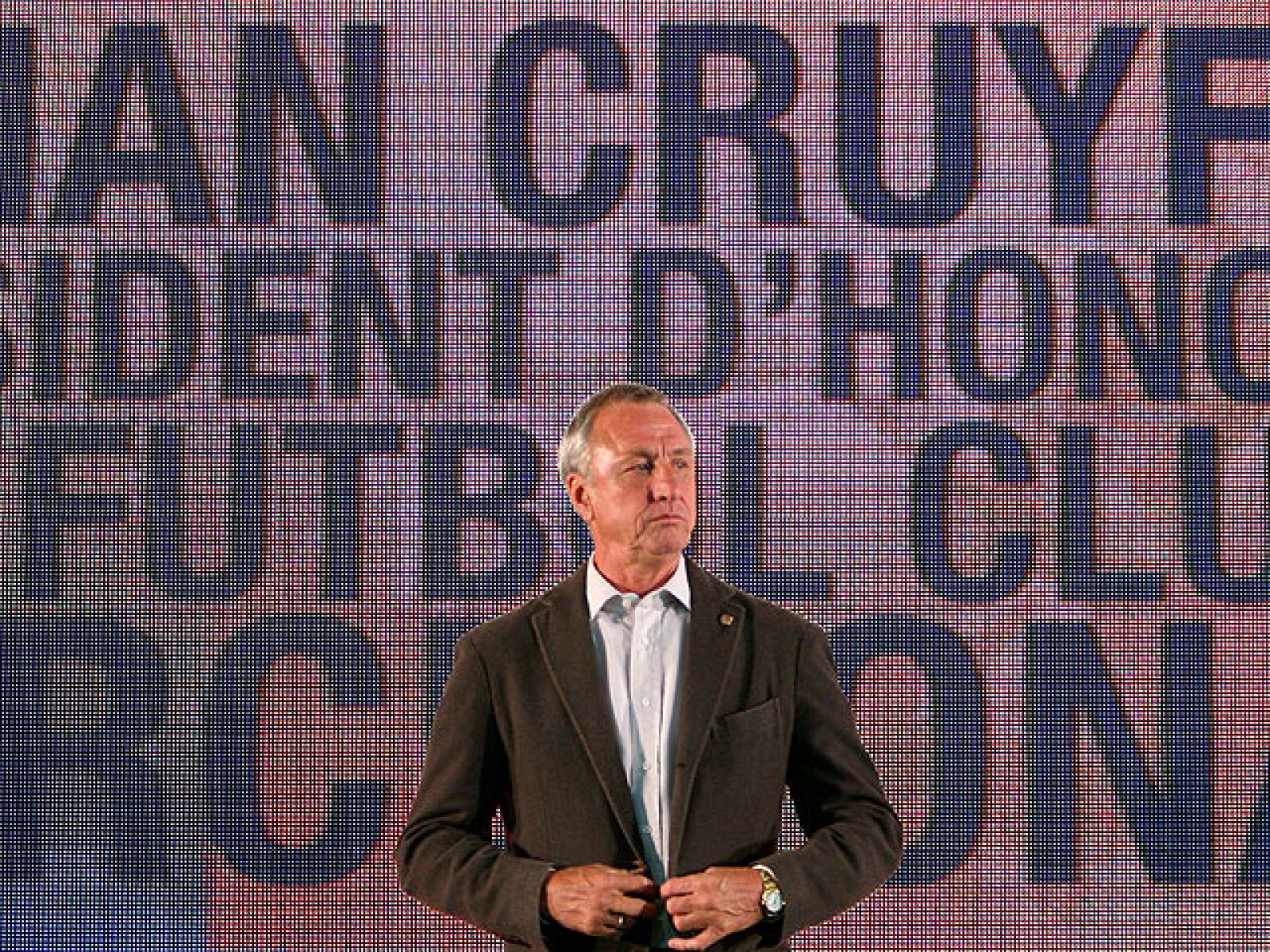 Johan Cruyff ha sido investido oficialmente como el presidente de honor del FC Barcelona en un acto en el que han estado presentes el presidente de honor del Benfica, Eusebio, y el del Manchester United, Bobby Charlton.