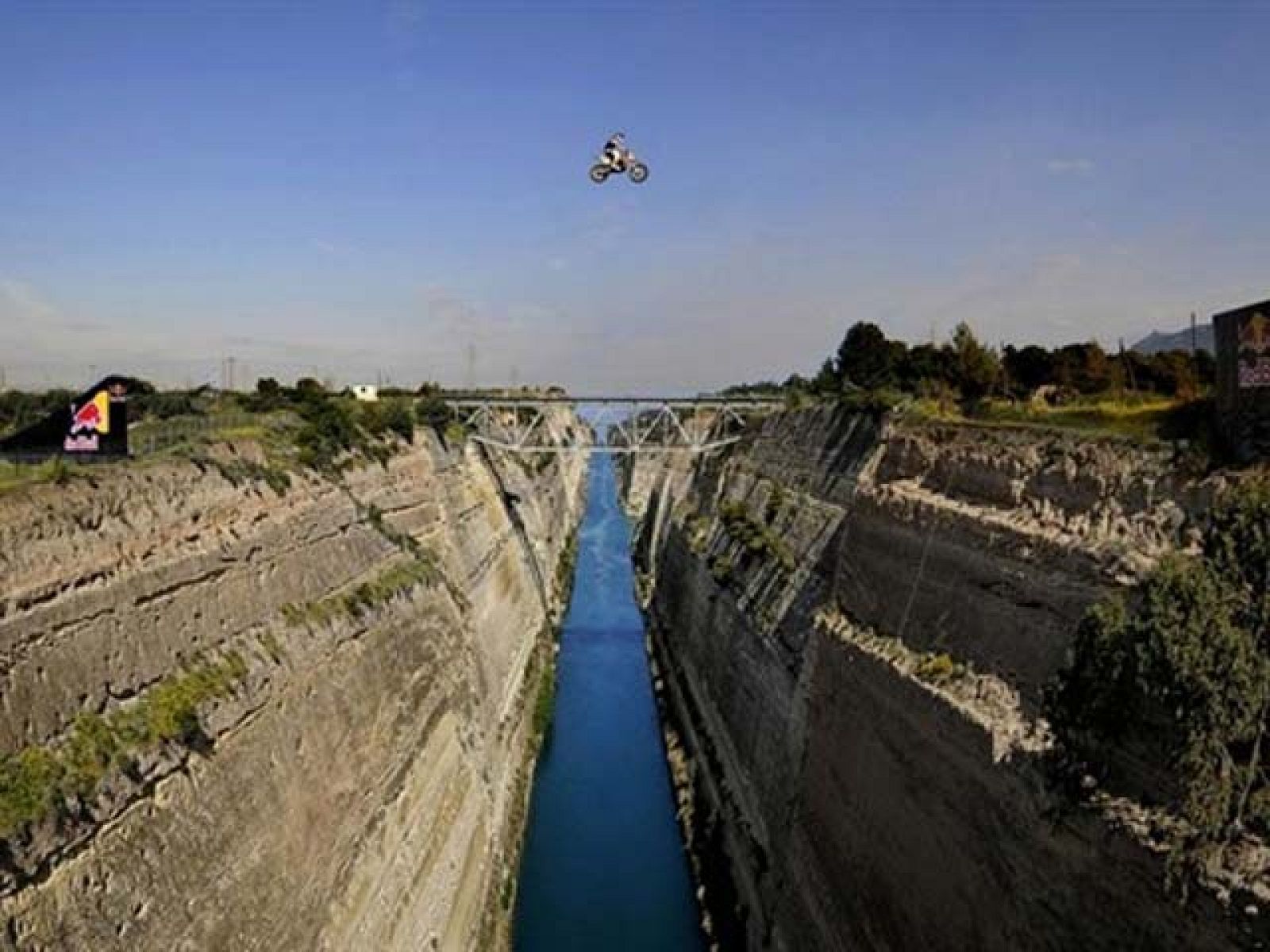 Salto en el Canal de Corinto | Ver
