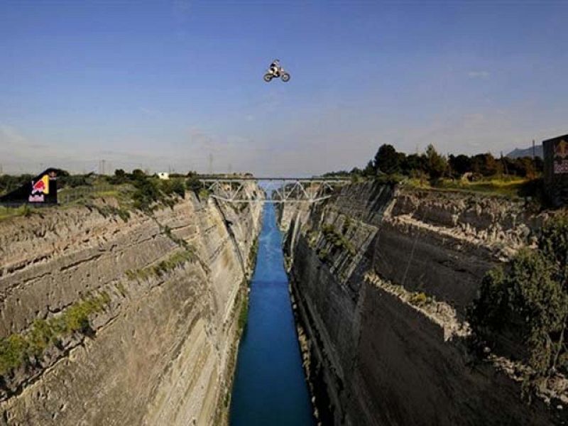 Salto en el Canal de Corinto | Ver
