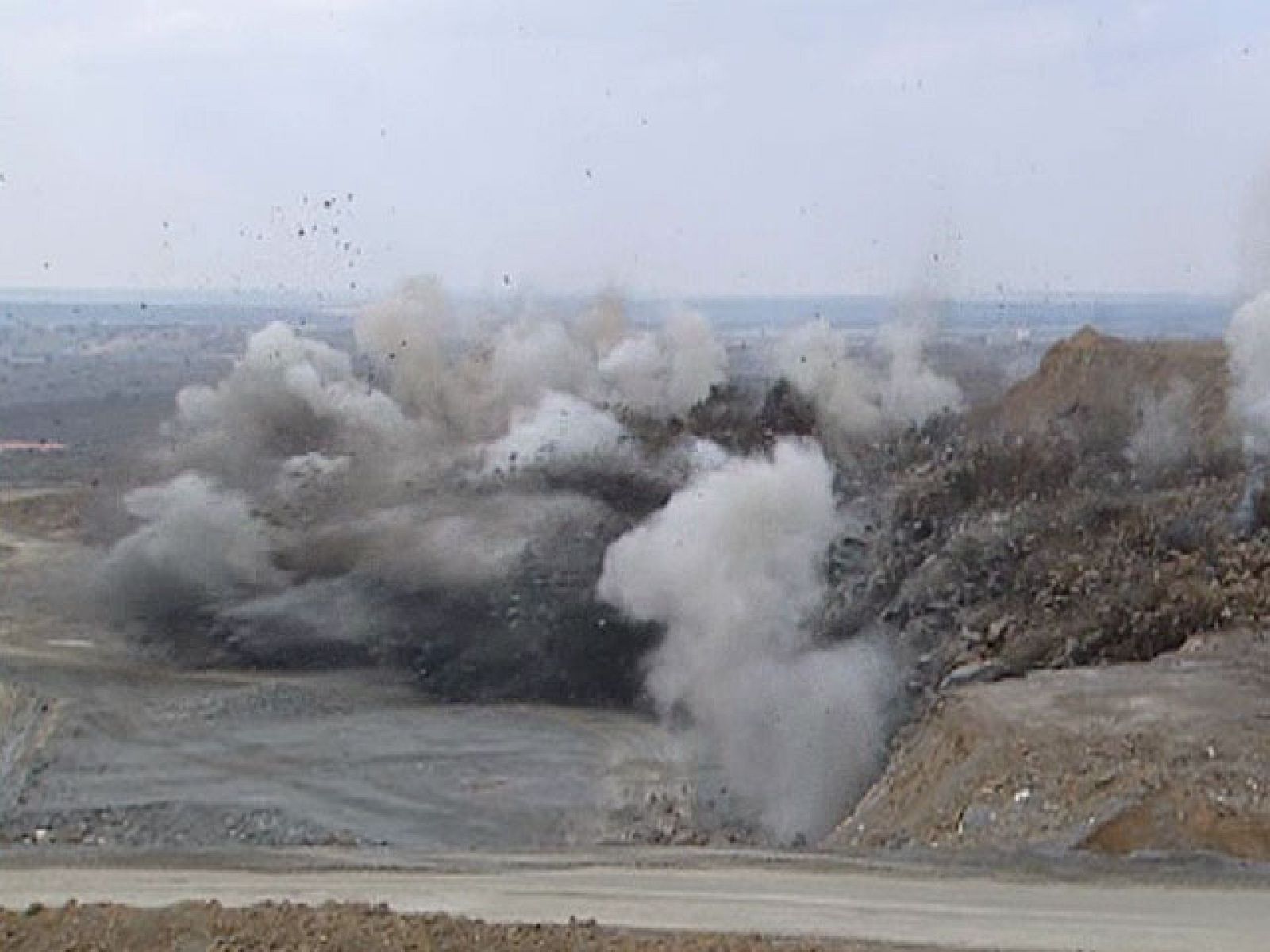Cada año se detonan 70.000 toneladas de explosivos en obras y en minas españolas | Ver