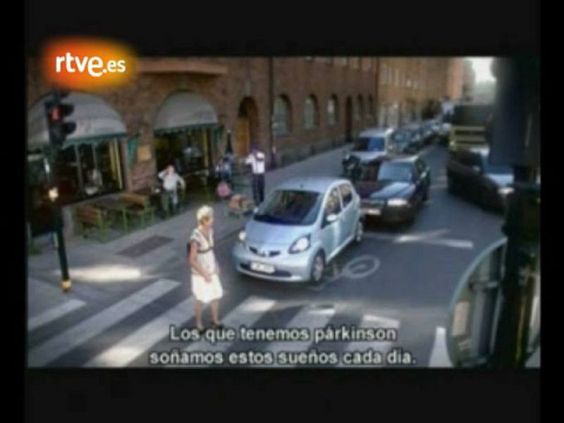 Una mujer se queda inmovilizada en mitad de un paso de cebra cuando intenta cruzar