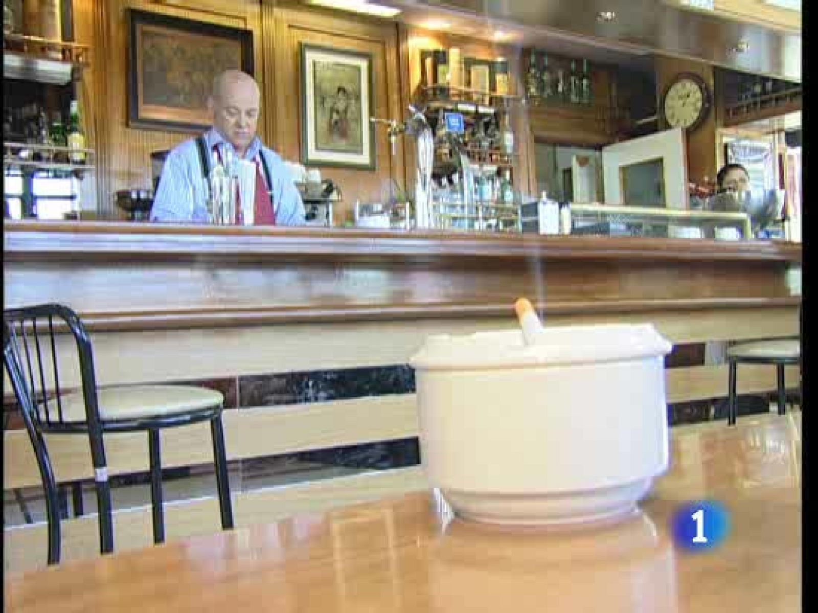 Casi un millón de trabajadores del sector de la hostelería se exponen diariamente al humo del tabaco - Ciencia y tecnología en Rtve.es | Ver