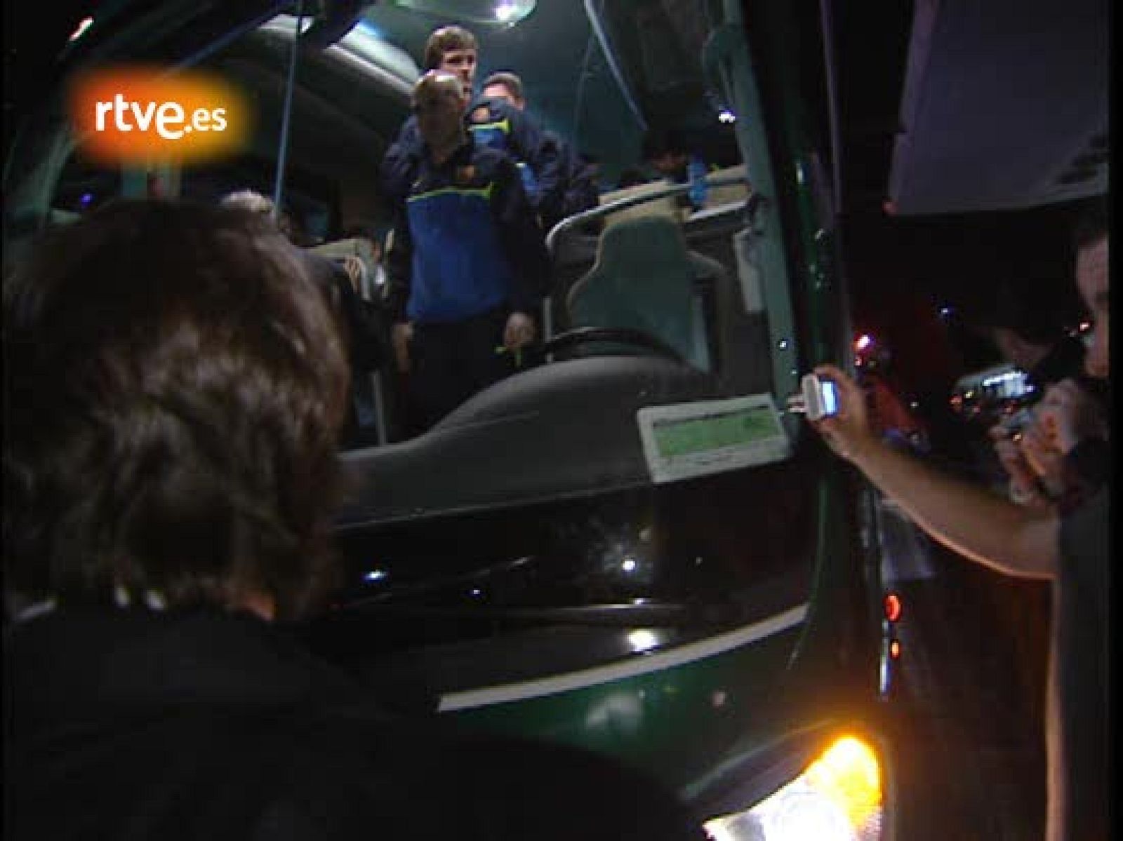 Los jugadores del Barça, aclamados ya en Barajas | Ver