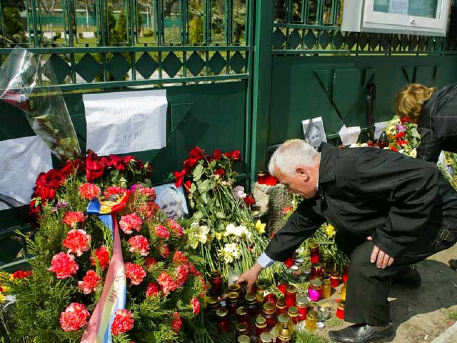 Dos minutos de silencio en Polonia en memoria de Kaczynski | Ver
