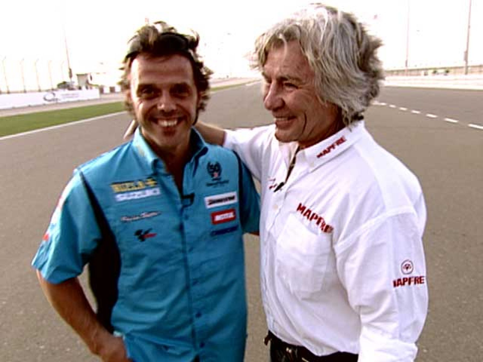 El mítico piloto español Ángel Nieto felicita a Loris Capirossi por su 300ª carrera.