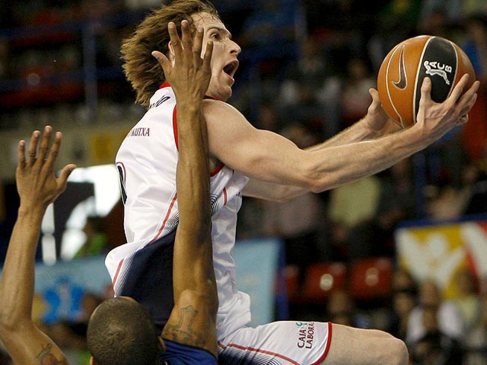 Disfruta de las tres mejores jugadas de la última jornada de la ACB, en la que el Barcelona ganó al Madrid por séptima vez y el Murcia certificó su descenso a la LEB.