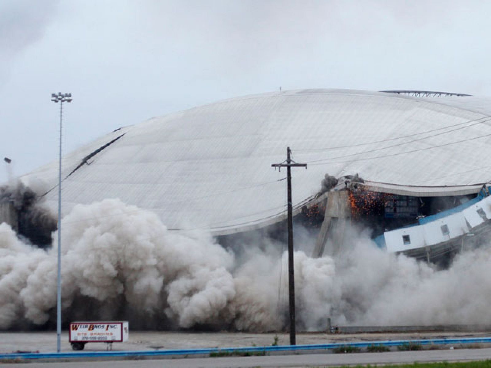 El antiguo campo de los Dallas Cowboys demolido en menos de un minuto | Ver