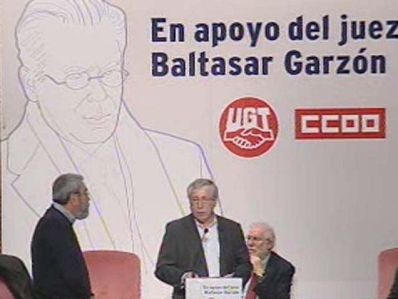 Dos mil personas apoyan a Garzón en un acto impulsado por UGT y CCOO | Ver