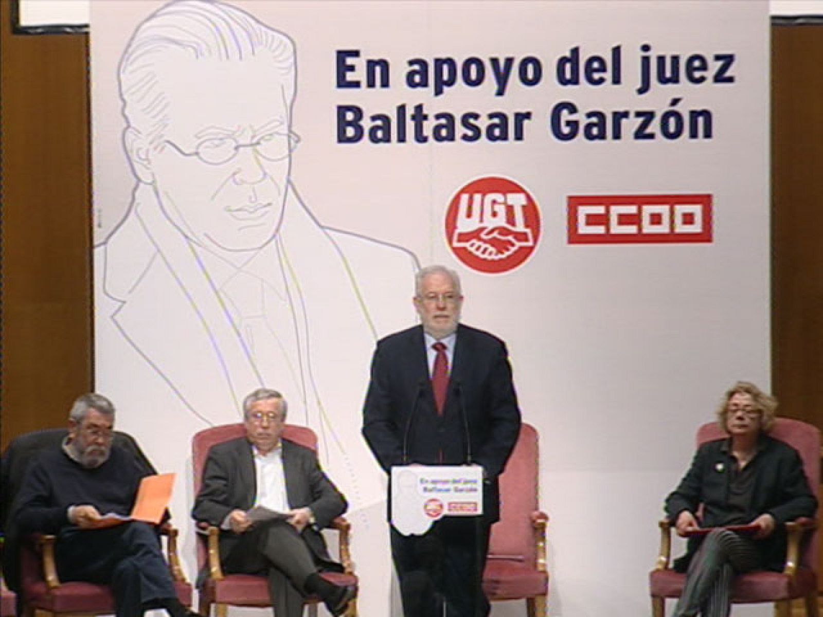 Cientos de personas participan en el acto convocado por los sindicatos UGT y CCOO en apoyo al juez Garzón | Ver