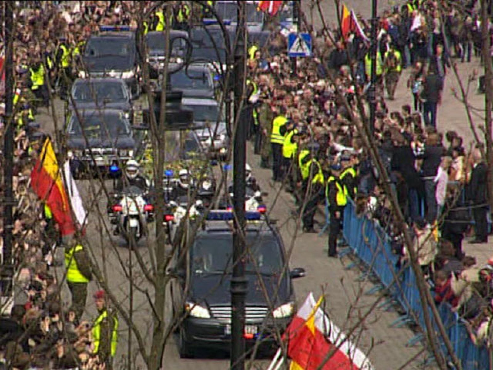 Miles de polacos despiden a Lech Kaczynski y a su mujer en la capilla ardiente | Ver