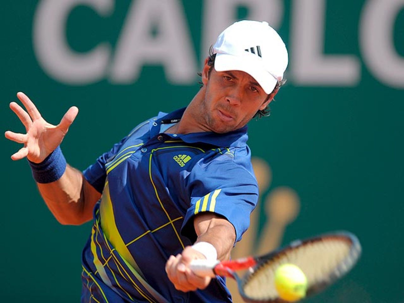 El madrileño Fernando Verdasco ha superado una nueva ronda en el Masters de Montecarlo al superar a Benneteau por 6-2 y 6-1.