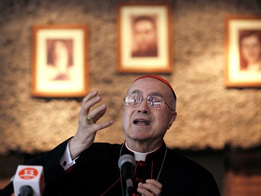  - Críticas al cardenal Bertone