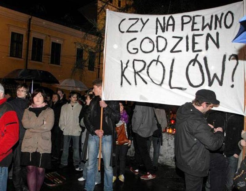 El entierro del presidente polaco, Lach Kaczynski, y su esposa en la catedral de Cracovia donde descansan los restos de los reyes polacos ha provocado las primeras protestas en el país en medio del ambiente de unidad creado.
