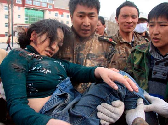  - El terremoto deja 400 muertos