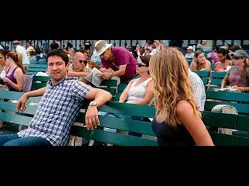 'Exposados': Jennifer Aniston y Gerard Butler a la carrera | Ver