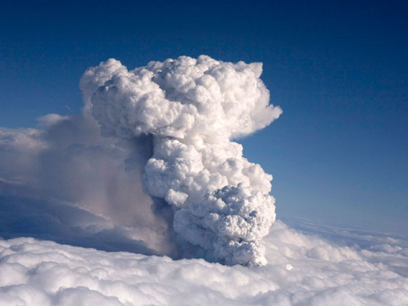 Un volcán entra en erupción en Islandia