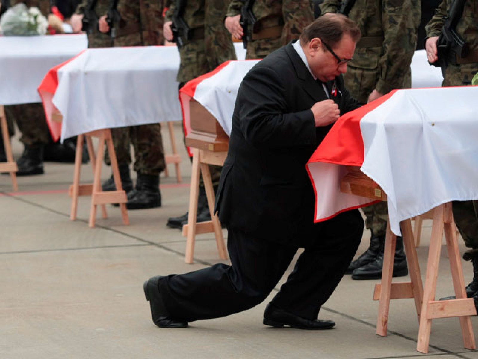 Llegan a Varsovia los restos de otras 35 personas que murieron en el accidente aéreo | Ver