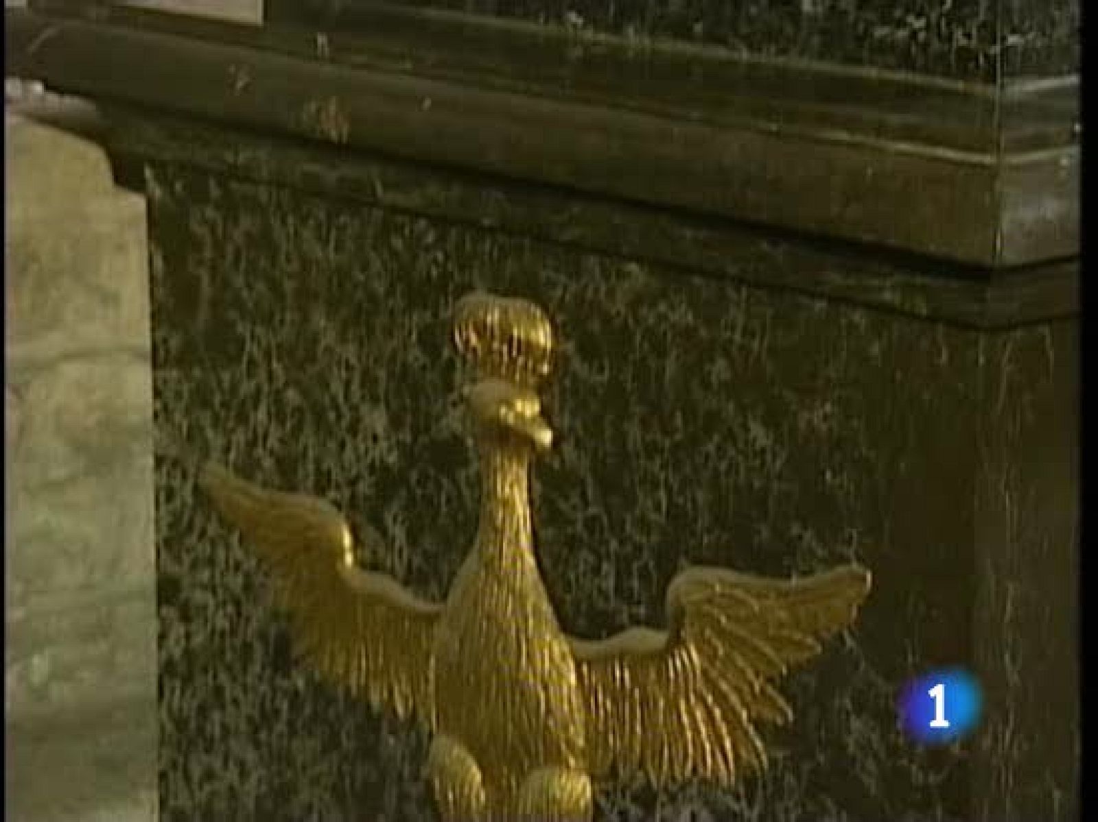 En Polonia crece la polémica por la decisión de enterrar al presidente del pais, Lech Kaczynski, y a su mujer en la catedral de Cracovia | Ver