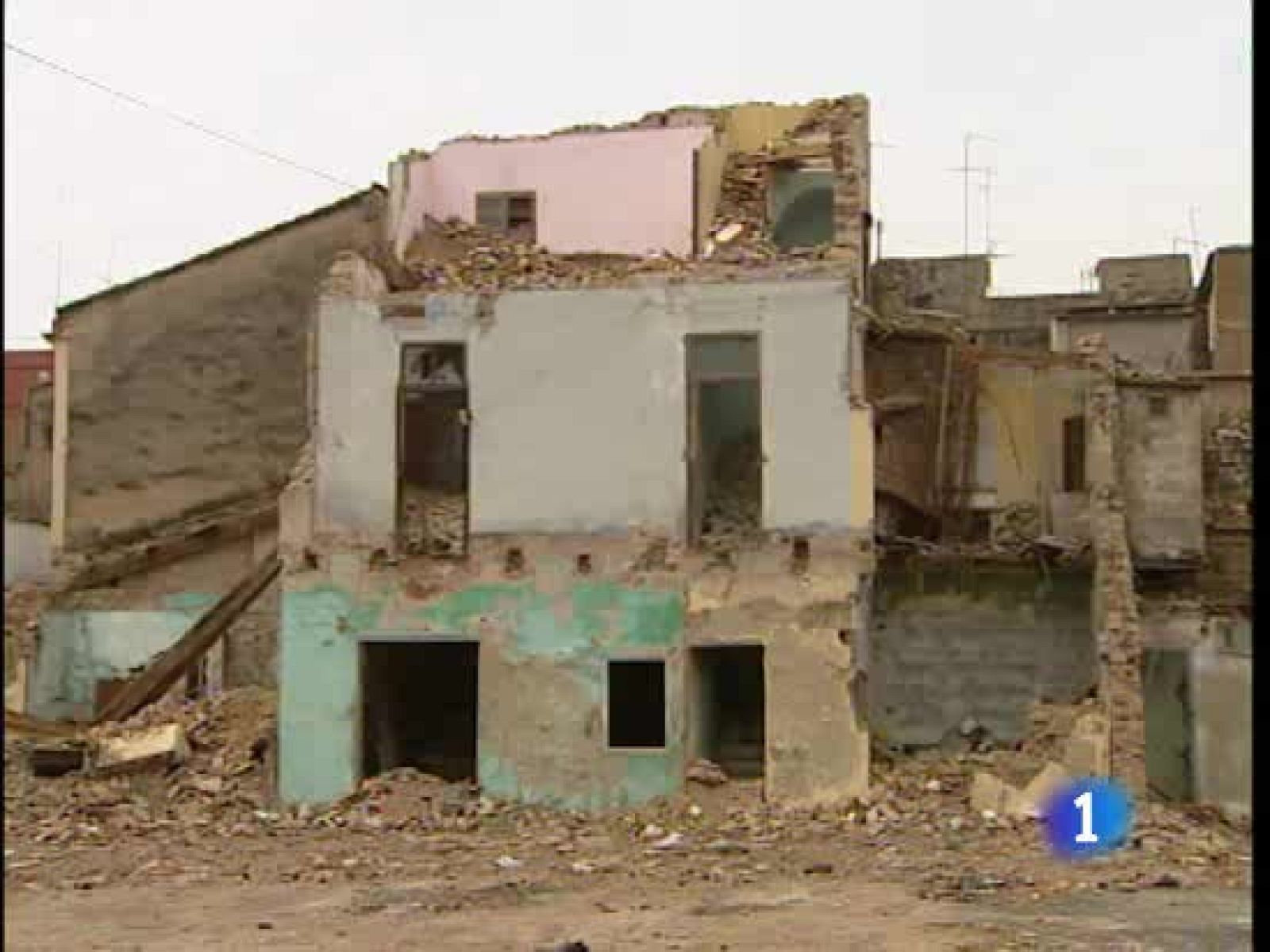 En Valencia, las reacciones ante la paralización de los derribos en el barrio de El Cabanyal no se han hecho esperar | Ver