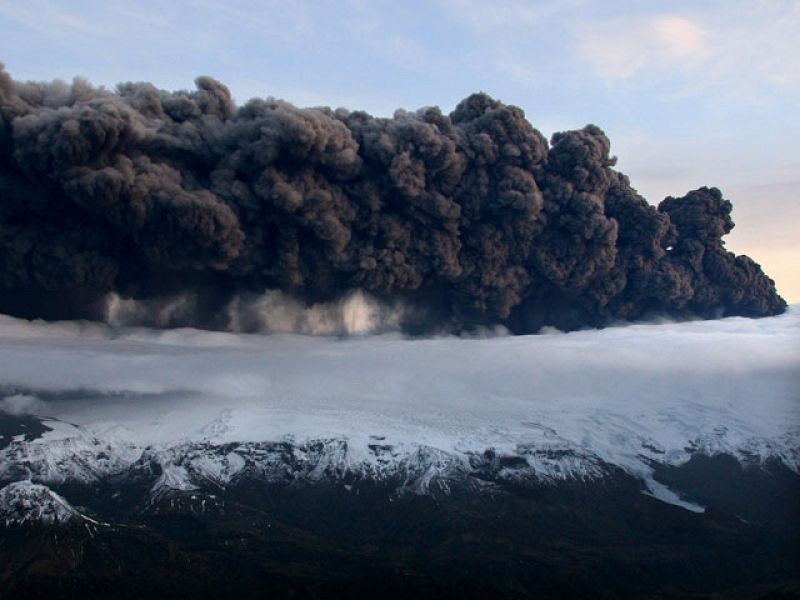 ¿Cómo una nube de ceniza de un volcán puede provocar el caos aéreo en Europa?