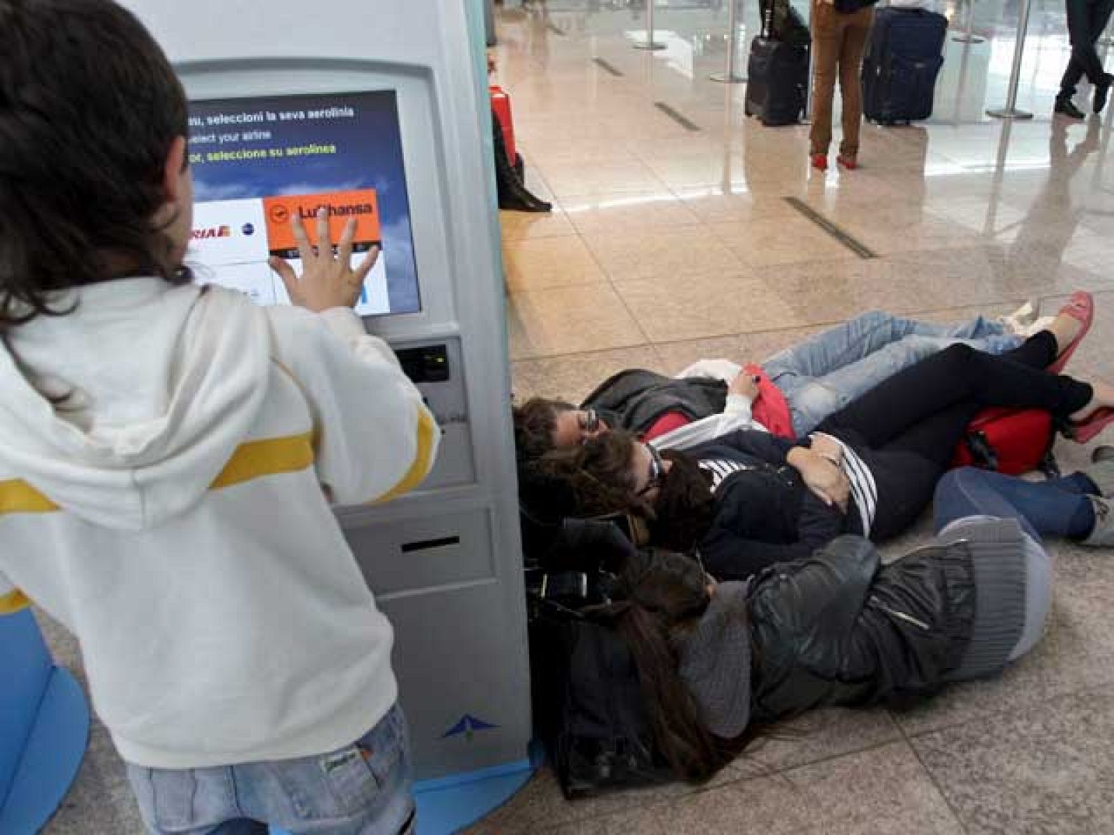 El cierre de los aeropuertos hace que los viajero busquen el tren como alternativa | Ver