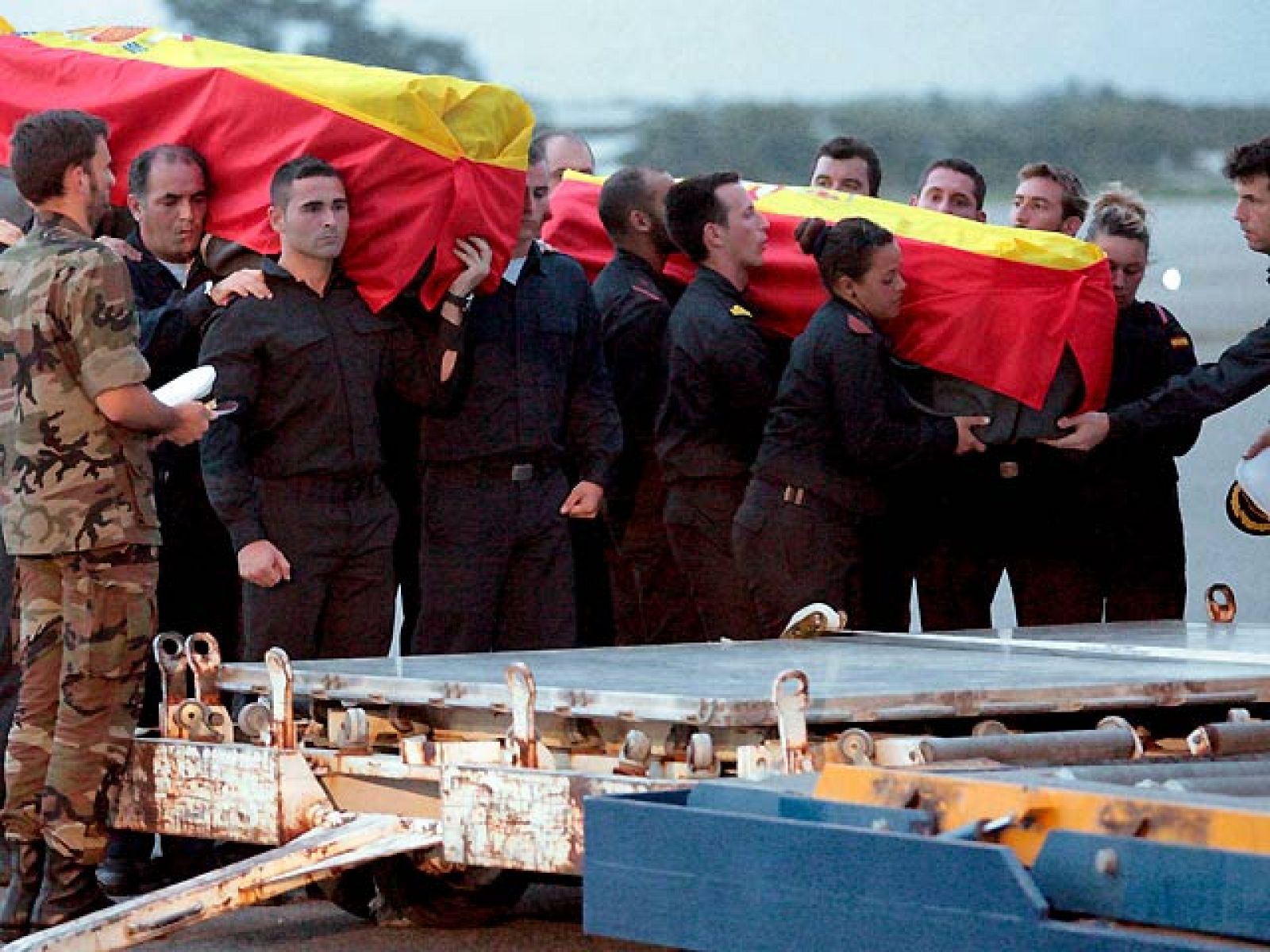 Rota espera los féretros de los militares para celebrar el funeral | Ver