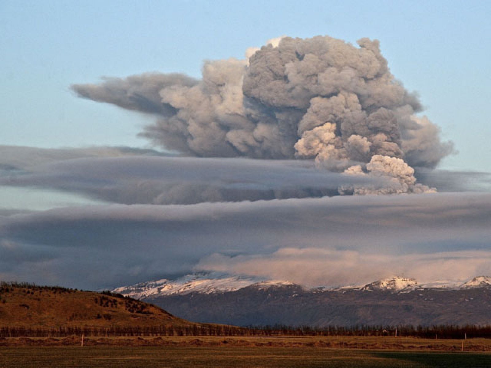 Así se cree que evolucionará la nube del volcán