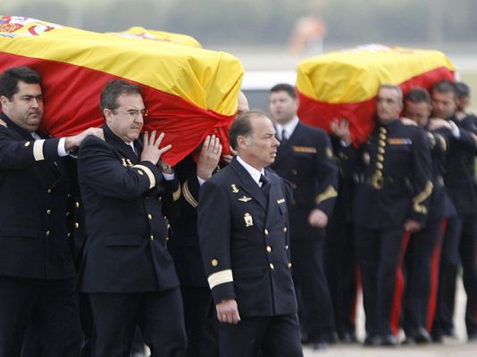  - Legan los cuerpos de los militares