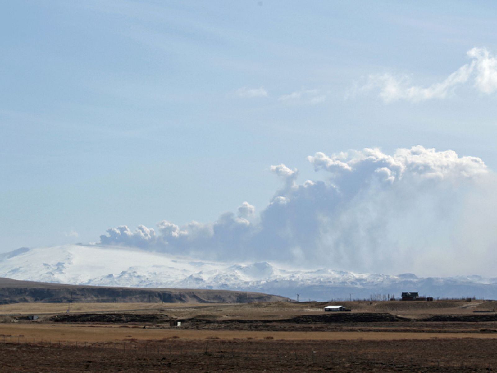 Todo el mundo sigue muy pendiente de la evolución del volcán islandés | Ver