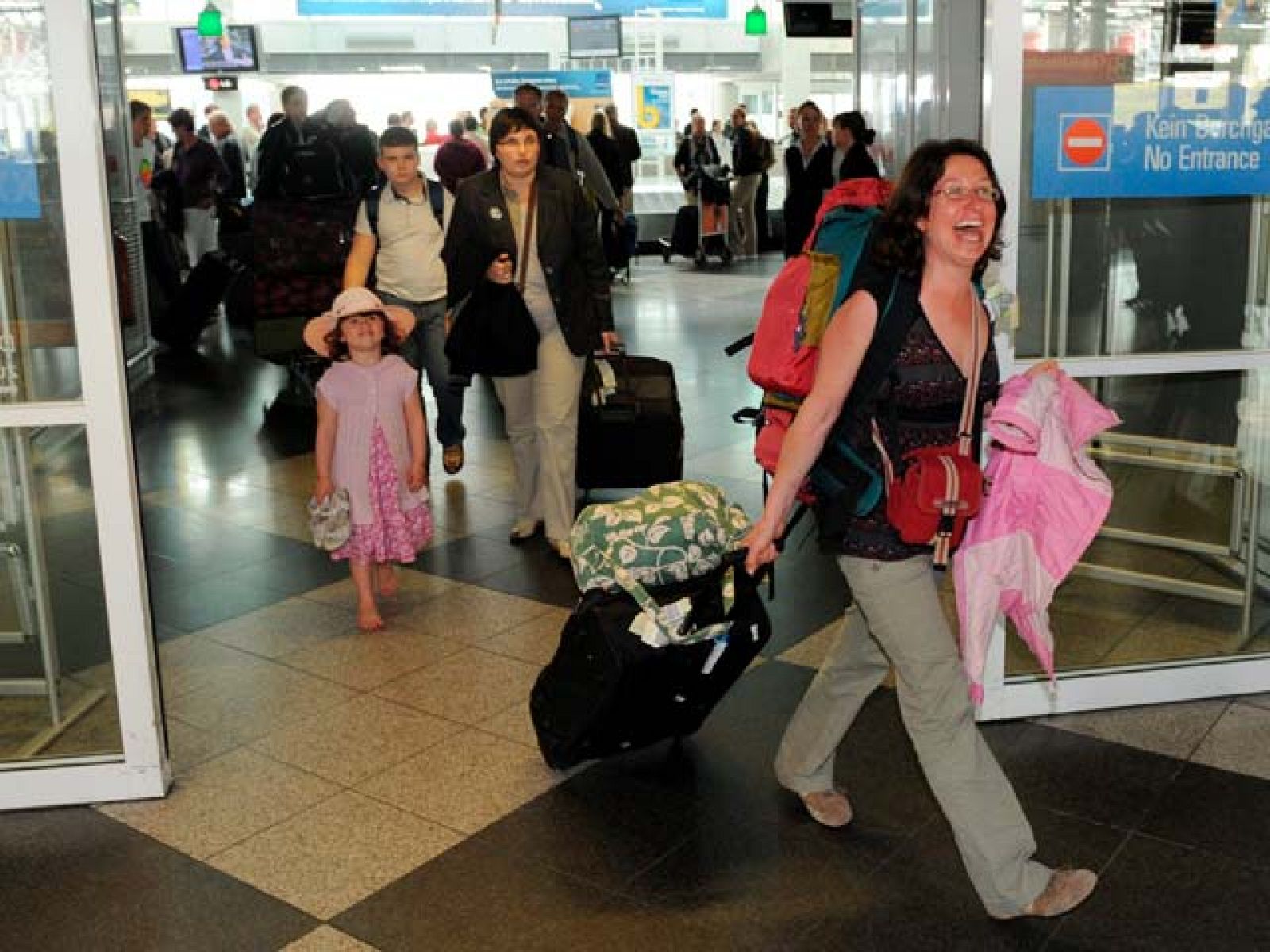 Los cortes en el tráfico aéreo hacen que la gente tenga que utilizar medios alternativos | Ver