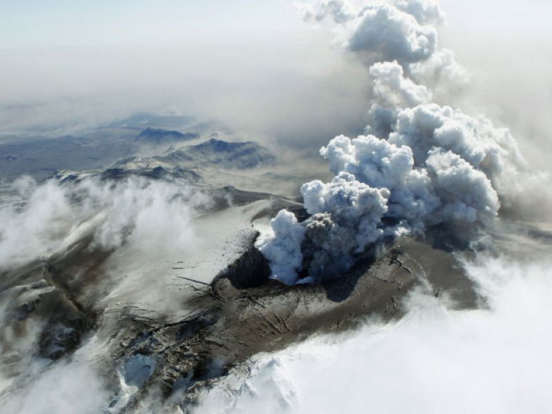 Estado del volcán islandés que ha provocado el cierre del espacio aéro de media Europa