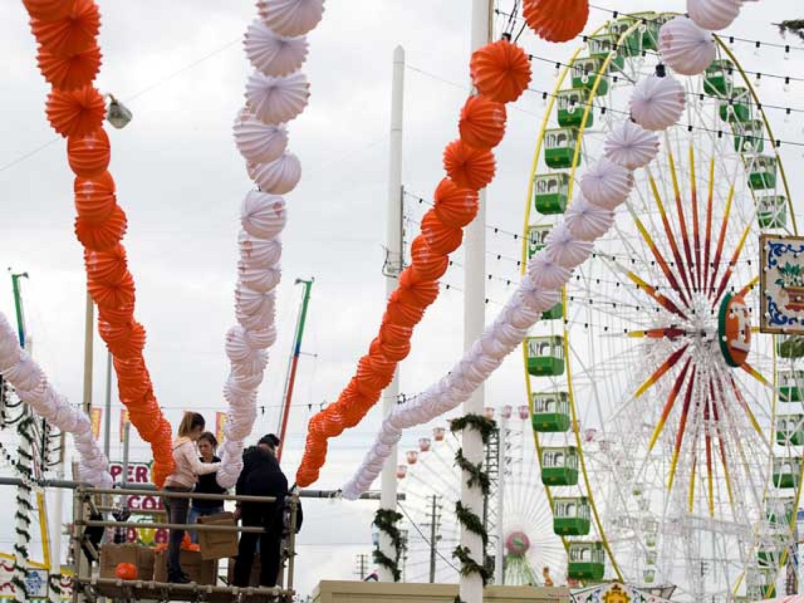 Todo listo para que se encienda el alumbrado de la Feria de Abril | Ver