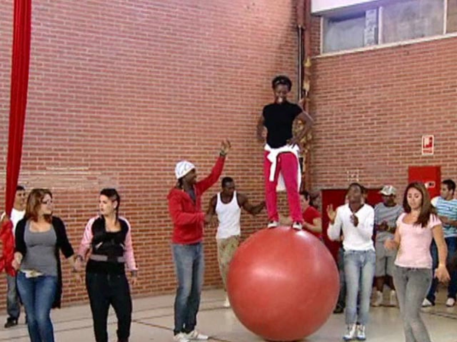 El Teatro Circo Price de Madrid estrena un espectáculo de la Escuela de Circo de Colombia | Ver