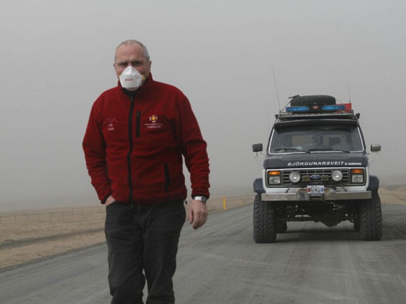 El volcán sigue activo pero la columna de humo desciende