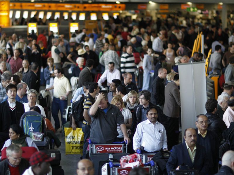 Se recupera poco a poco el tráfico en los aeropuertos europeos cerrados desde el jueves por la nube de ceniza volcánica | Ver