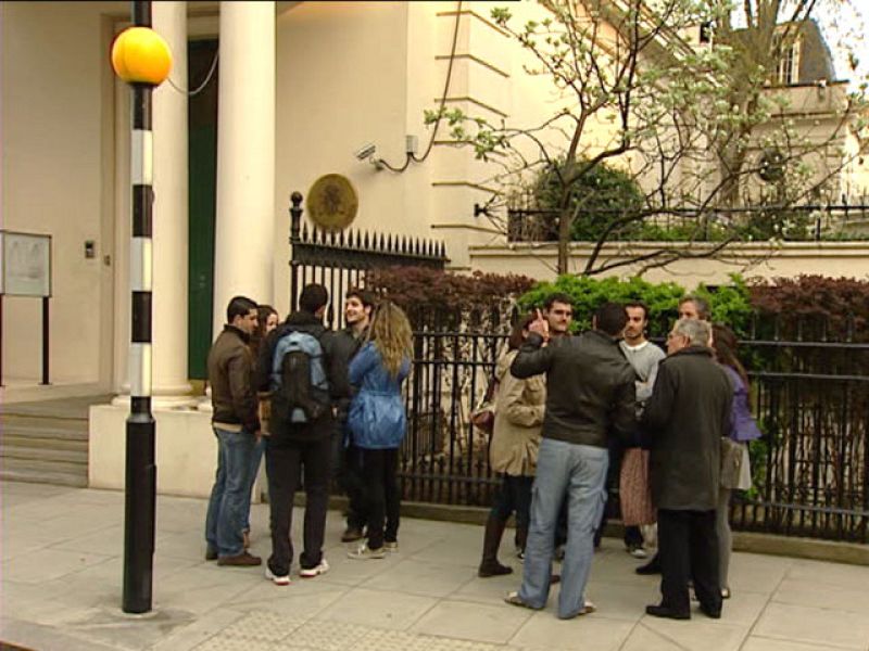 Un grupo de españoles organiza por su cuenta de regresar desde Londres