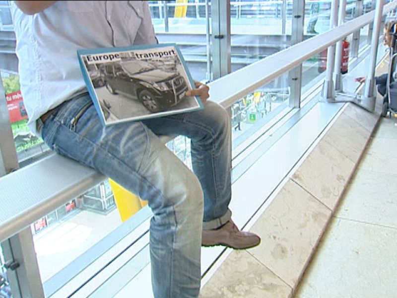 En los aeropuertos se puede ver estos días a particulares que ofrecen su coche para viajar | Ver