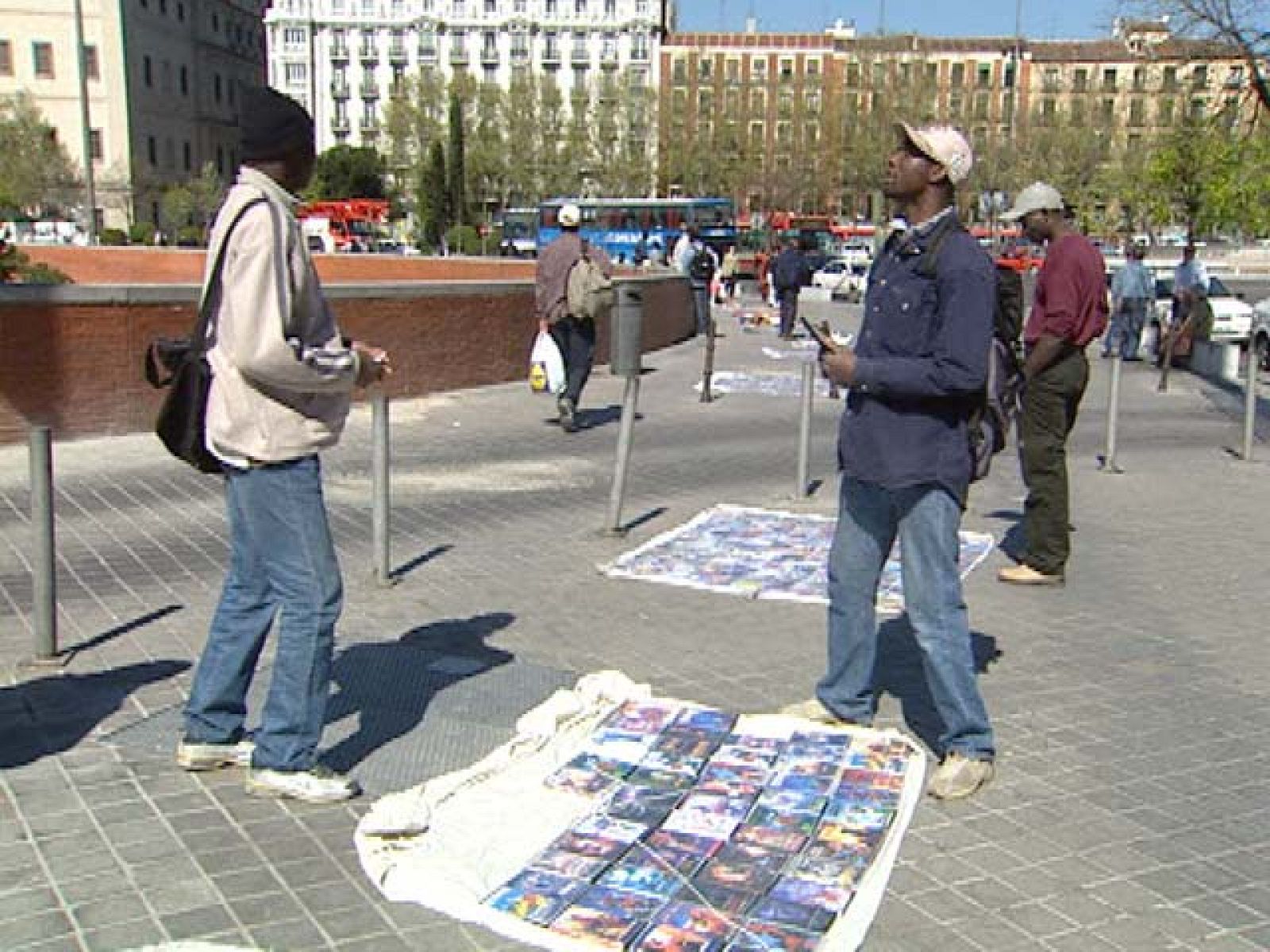En las cárceles españolas hay más de cien personas por vender en la calle CDs y DVDs piratas | Ver