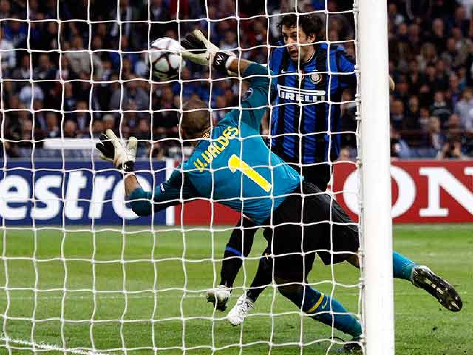 Milito golea en fuera de juego (3-1) - Champions League | Ver