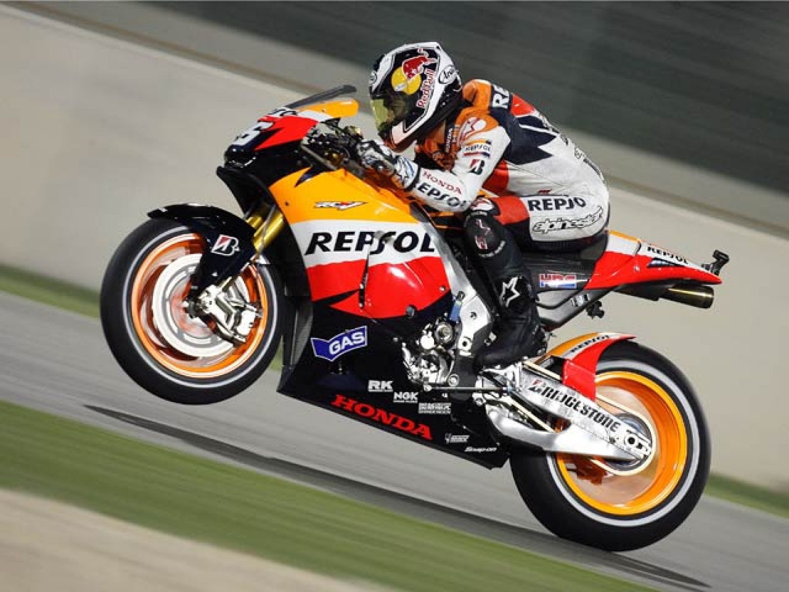 El periodista de RTVE Marc Martín se dirige al piloto de Repsol Honda Dani Pedrosa, en su complicado comienzo de la temporada 2010.