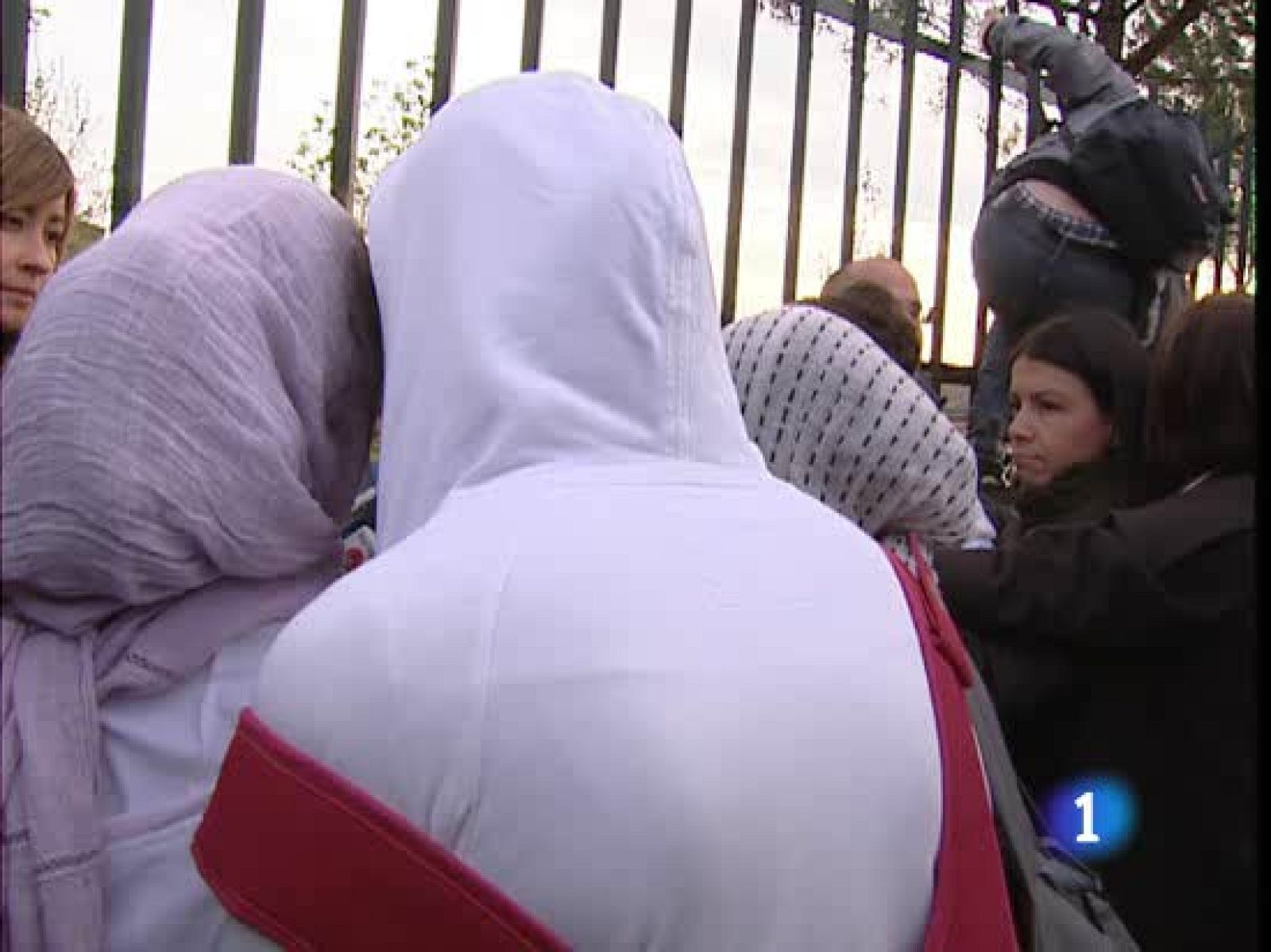 Debate sobre si debe haber una norma autonómica o estatal que regule situaciones como la del velo en las aulas | Ver