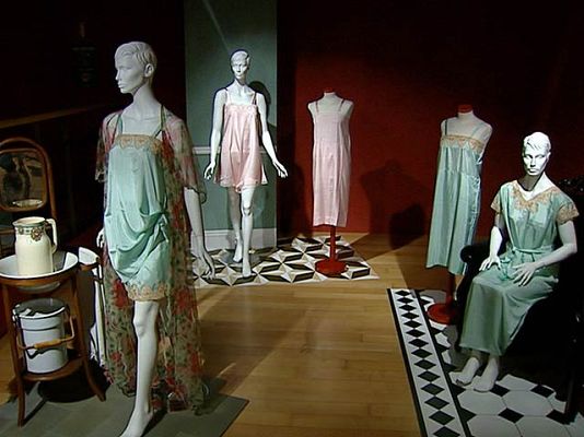 La 2 Noticias - El arte de vestirse al desnudarse