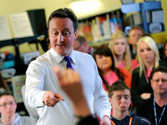  - Le tiran un huevo a David Cameron