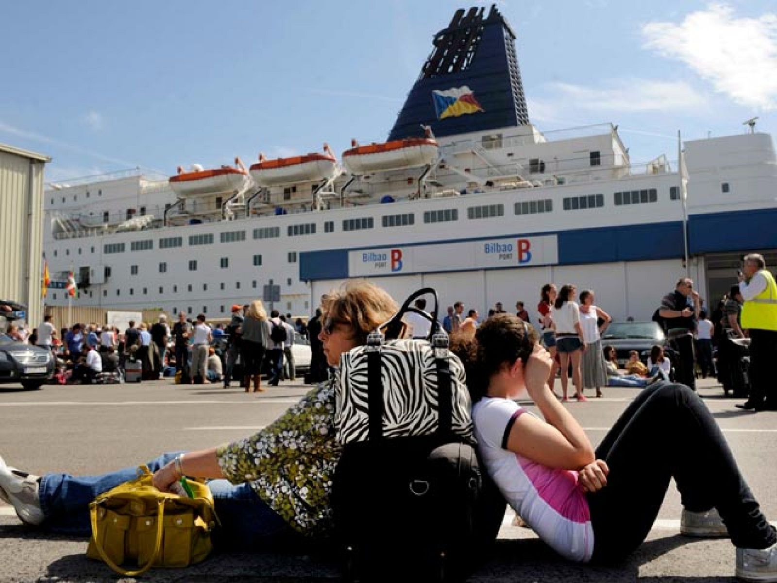 Muchos británicos esperan regresar a su país en barco | Ver