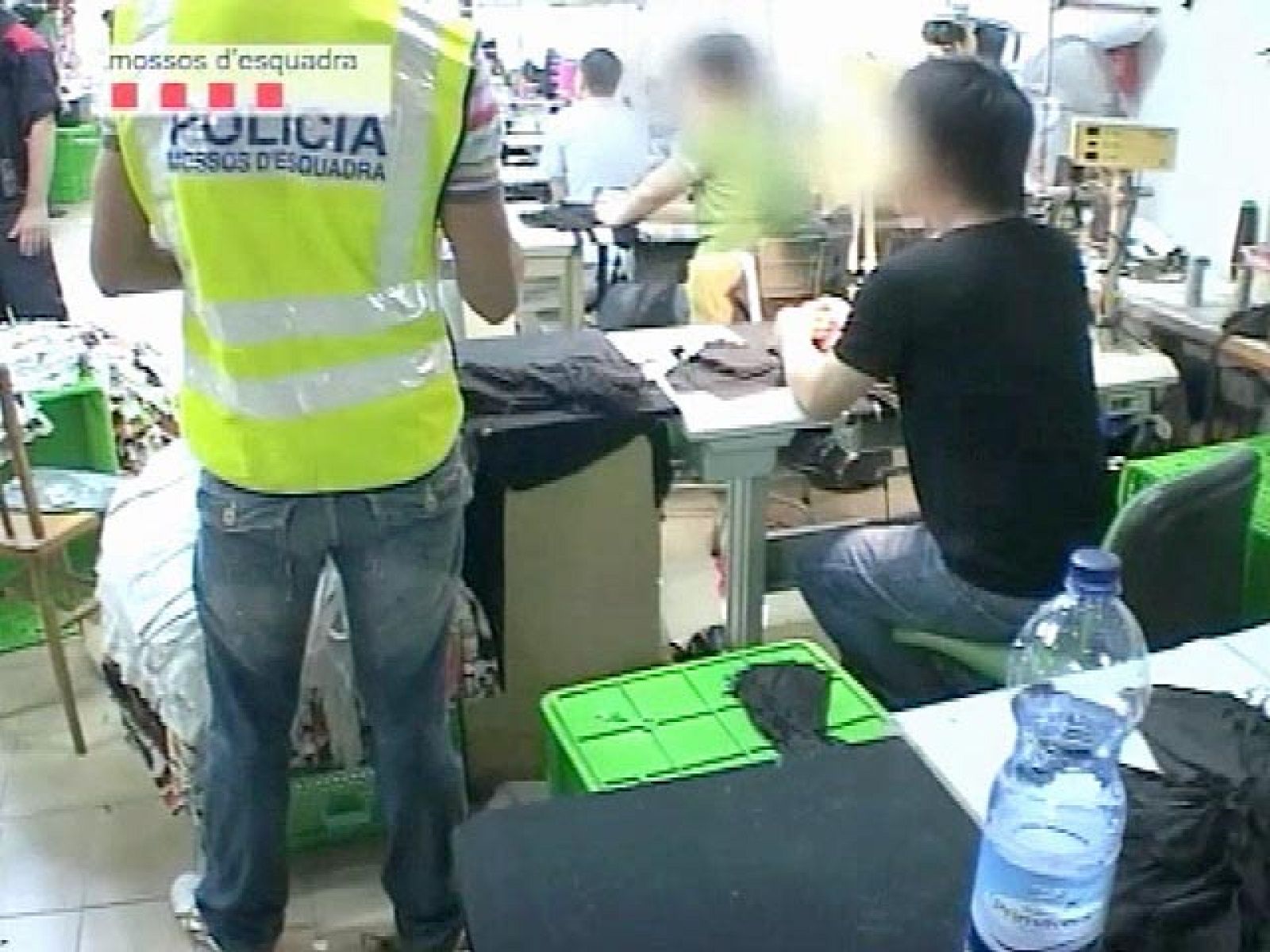 Miles de chinos recurren a las mafias para encontrar el modo de entrar en España | Ver