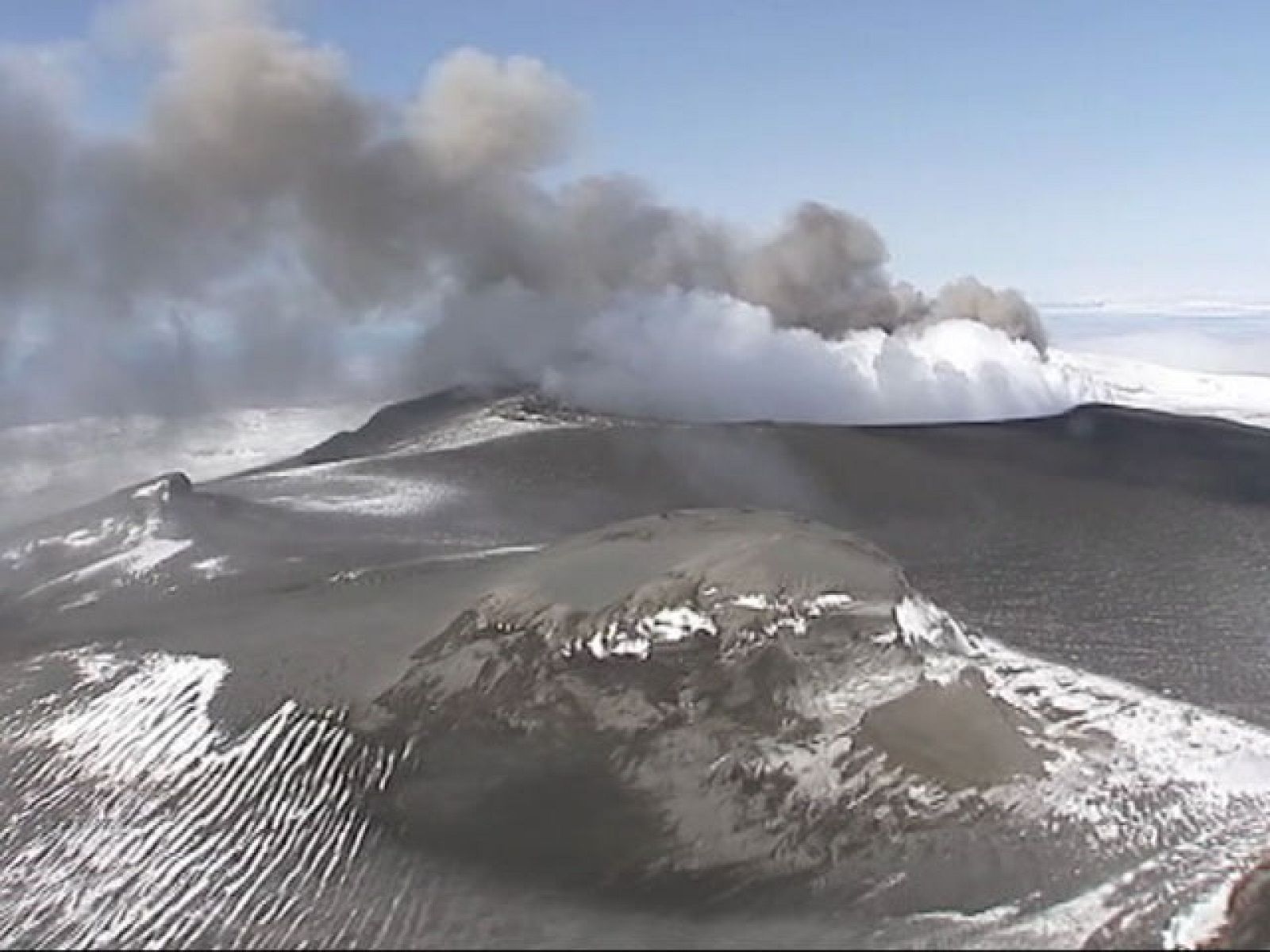 El volcán islandés causante del caos aéreo sigue en erupción pero con menos intensidad | Ver