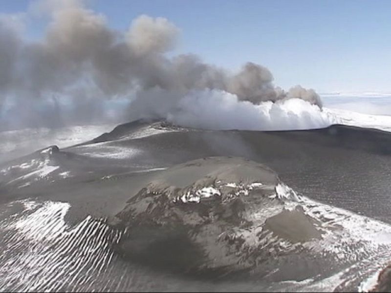 El volcán islandés causante del caos aéreo sigue en erupción pero con menos intensidad | Ver